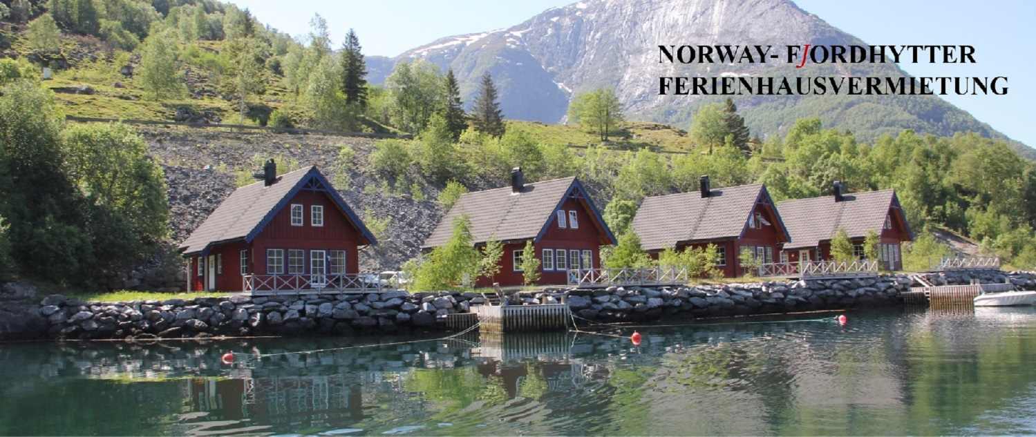 Vier schöne rote Ferienhäuser in Norwegen direkt am Fjord